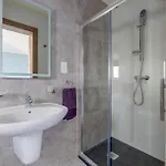 2 Bedroom Flat With Balcony, Valley Views Karp1-8 דירה