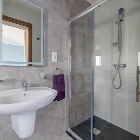 2 Bedroom Flat With Balcony, Valley Views Karp1-8 דירה