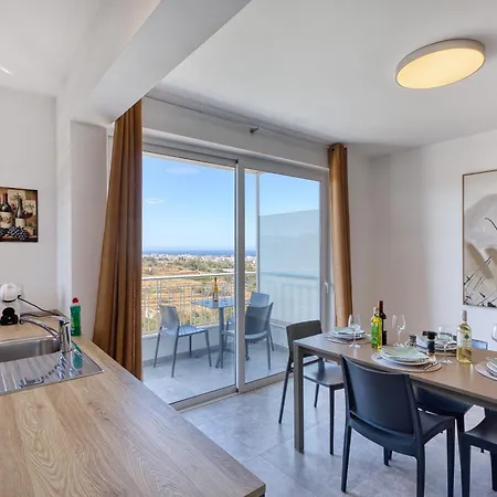 2 Bedroom Flat With Balcony, Valley Views Karp1-8 דירה