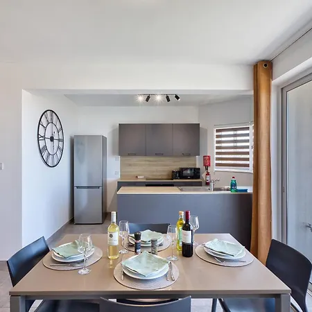 2 Bedroom Flat With Balcony, Valley Views Karp1-8 דירה