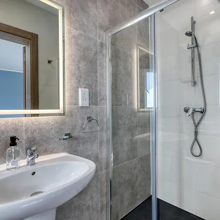 2 Bedroom Flat With Balcony, Valley Views Karp1-8 *