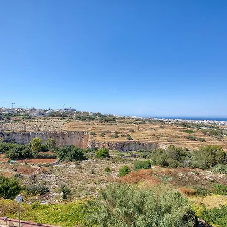 2 Bedroom Flat With Balcony, Valley Views Karp1-8 דירה